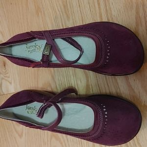 Mary Jane burgundy shoes 2.5 " heel by Jambu size 7 suede